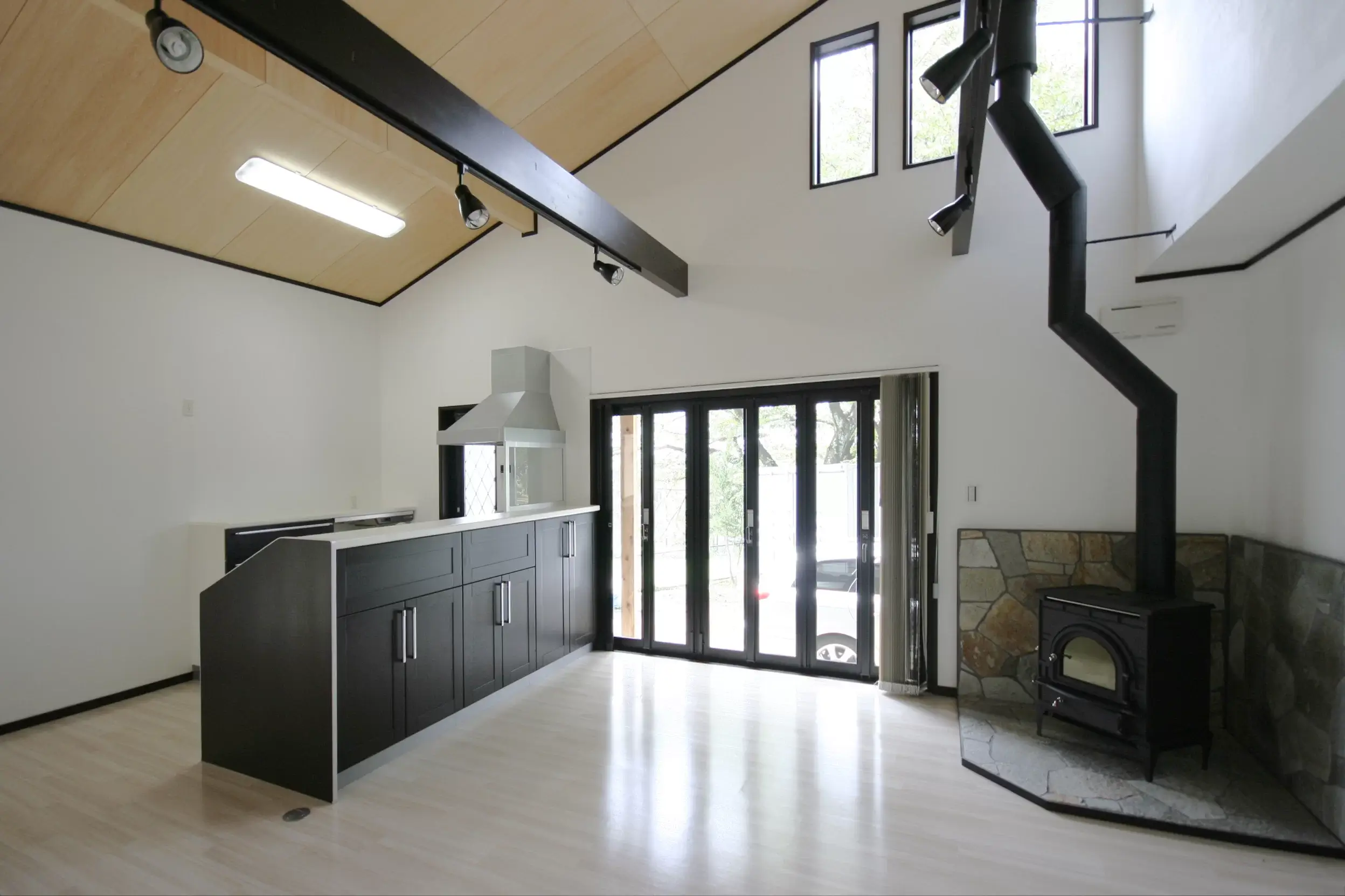 修建設の施工事例（薪ストーブのあるリビング）