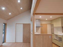 加賀妻工務店の施工事例（勾配天井のあるLDK）
