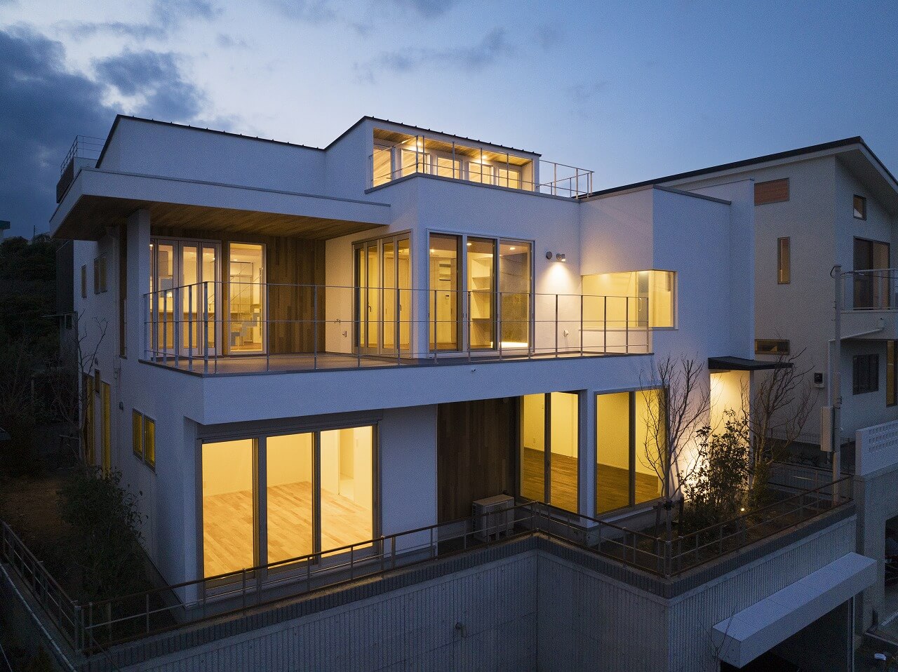 白い外壁と連続バルコニーの立体的外観